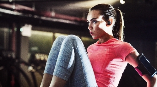 ‘엘리트 스포츠’는 이어폰 자체의 무게나 크기를 늘리지 않고 배터리 수명을 50% 더 연장한 것이 가장 큰 특징이다. 한번의 충전으로 4.5 시간을, 충전 케이스와 사용 시 13.5시간까지 사용 가능하기 때문에 하루 종일 연속적으로 들을 수 있을 뿐 아니라, 거의 모든 상황에서 사용할 수 있게 됐다.