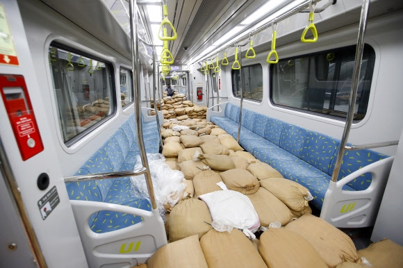 서울 강북구 우이동과 동대문구 신설동을 잇는 ‘서울 1호’ 경전철인 우이신설선을 시험 운행한 29일 열차 안에 승객을 대신하는 모래주머니가 가득 실려 있다. 서울시는 만차 시 일어날 수 있는 위험상황을 살펴보고 대비하기 위해 모래주머니를 실었다고 설명했다. 연합뉴스