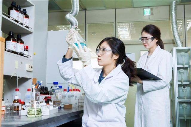 SK바이오팜 연구원들이 경기 성남시 분당 본사 연구소에서 신약 개발 실험을 하고 있다. SK바이오팜 제공