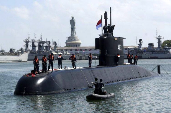 한국 최초 수출 잠수함 인도네시아 도착 