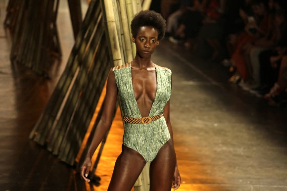 29일(현지시간) 브라질 상파울루에서 열린 상파울루 패션위크 중 패션 브랜드 ‘아구아 데 꼬꼬(Agua de Coco)’의 디자이너 리아나 토마스(Liana Thomas) 컬렉션 의상을 입은 모델이 런웨이를 걷고 있다. AP 연합뉴스