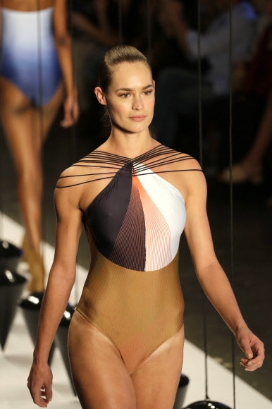 29일(현지시간) 브라질 상파울루에서 열린 상파울루 패션위크 중 수영복 브랜드 ‘레니 니메여(Lenny Niemeyer)’ 컬렉션 의상을 입은 모델이 런웨이를 걷고 있다. AP 연합뉴스