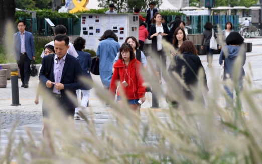 [서울포토] ‘서늘한 날씨’ 가을 옷 차림의 시민들