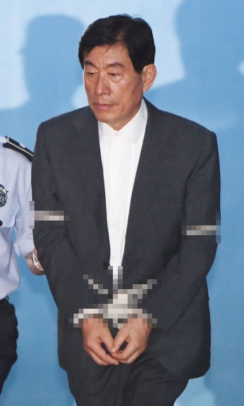 ‘국가정보원 댓글사건’으로 기소된 원세훈 전 국정원장이 30일 오후 서울 고등법원에서 열린 파기환송심 선고공판에서 징역4년의 실형을 선고받고 법정구속되고 있다. 이호정 전문기자 hojeong@seoul.co.kr