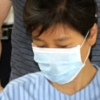 ‘재판 보이콧’ 박근혜, 허리통증 치료차 강남 병원 찾아