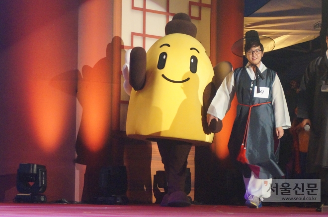 지난해 열린 한복 뽐내기 대회 참가자들 모습. 종로구 제공 