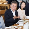 [서울포토] 세종청사 구내식당 이용하는 문재인 대통령