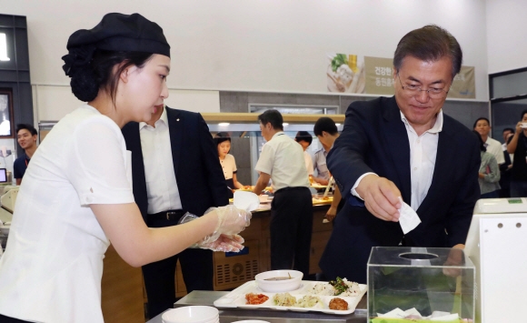 31일 문재인 대통령이 마지막 부처별 업무보고를 받기위해 정부세종청사를 방문한 가운데 청사 구내식당에서 점심식사 자율배식을 하고 있다.  안주영 기자 jya@seoul.co.kr