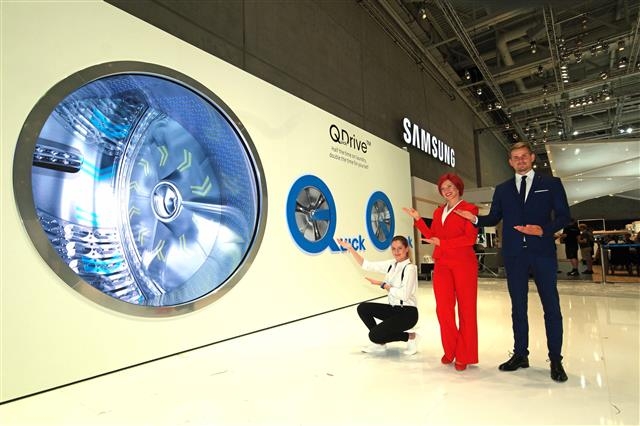 IFA 2017의 사전 행사가 열린 독일 베를린 시티큐브 전시장 내 삼성전자 부스에서 직원들이 퀵드라이브 세탁기를 소개하고 있다. 퀵드라이브 세탁기는 드럼 세탁과 전자동 세탁 방식을 혼합해 세탁 시간을 절반 가까이 줄였다. 삼성전자 제공