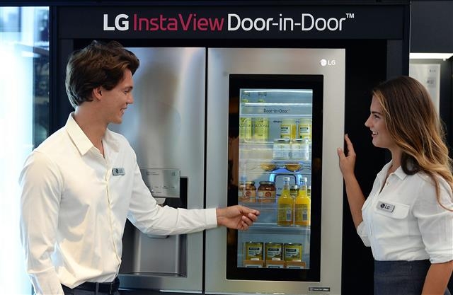 노크온 매직스페이스 냉장고는 LG 냉장고의 수납공간인 매직스페이스를 손으로 두드리면 냉장고 내부를 보여 주는 새로운 기능을 탑재했다. LG전자 제공