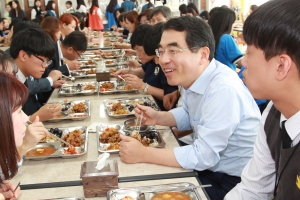 광명 고교무상급식…“부담 줄고 질 좋은 점심 먹을 수 있어 좋아요”