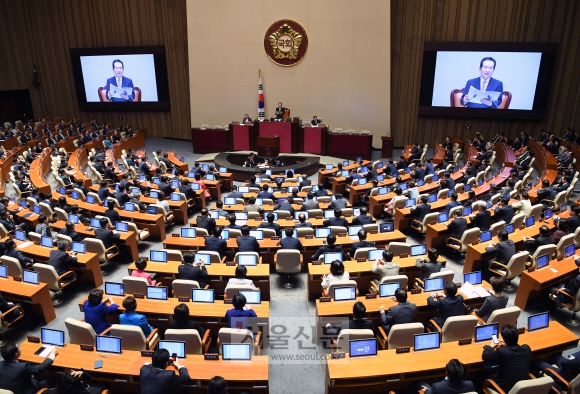 정세균 국회의장이 1일 오후 서울 여의도 국회 본회의장에서 열린 9월 정기국회에서 개회사를 하고 있다.   강성남 선임기자 snk@seoul.co.kr