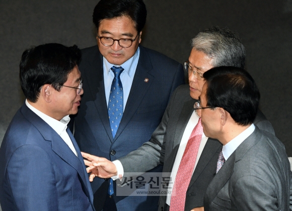 우원식 더불어민주당 원내대표와 김동철 국민의당 원내대표, 주호영 바른정당 원내대표, 정우택 자유한국당 원내대표 등이 1일 오후 여의도 국회에서 열린 9월 정기국회 개회식에서 얘기를 나누고 있다. 강성남 선임기자 snk@seoul.co.kr