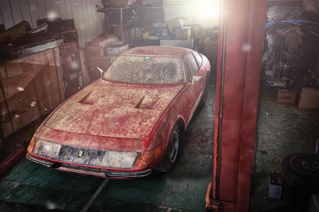 1969년 생산된 페라리 ‘365 GTB4 데이토나’가 창고에 먼지를 뒤집어쓴 채 세워져 있다. RM소더비 홈페이지