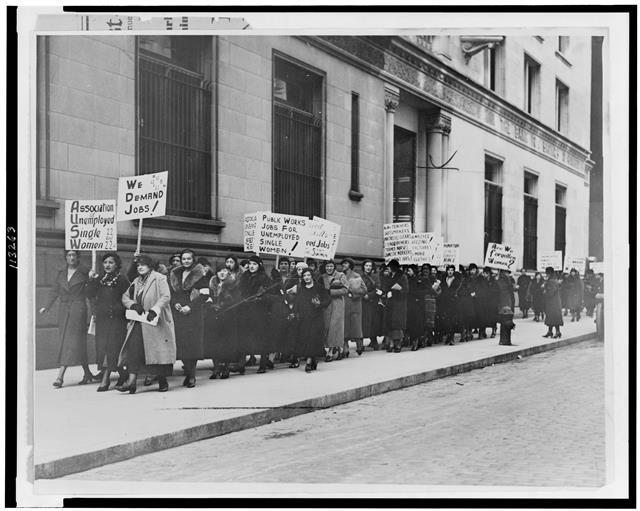 1933년 미국 뉴욕에서 실업 여성들이 ‘우리는 직업을 원한다!’, ‘우리는 잊혀진 여성들입니까’라고 적힌 피켓을 들고 일자리를 요구하는 시위를 벌이고 있다. 갈무리 제공