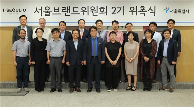 김문수 서울시의원 등 서울브랜드위원회 2기 위원들이 지난달 29일 위촉식을 갖고 기념촬영을 하고 있다.