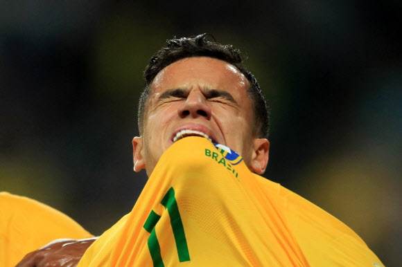 브라질 축구 대표팀의 쿠티뉴가 지난달 31일 에콰도르와의 2018 러시아월드컵 남미예선 경기 도중 팀의 두 번째 골을 넣어 2-0 완승을 매조진 뒤 유니폼을 입으로 물어 뜯고 있다. 포르투 알레그루 AFP 연합뉴스