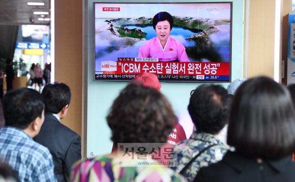 3일 서울역 대합실에서 시민들이 북한이 대륙간탄도로켓(ICBM) 장착용 수소탄 시험에 완정 성공했다는 내용의 조선중앙TV 중대발표 관련 뉴스를 시청하고 있다. 손형준 기자 boltagoo@seoul.co.kr