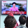 [서울포토] 북한 중대발표 뉴스 시청하는 시민들
