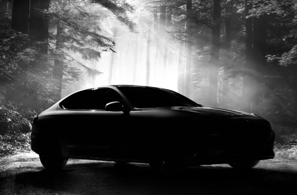 현대자동차가 오는 15일 공식 출시에 앞서 공개한 ‘제네시스 G70’의 티저 이미지.