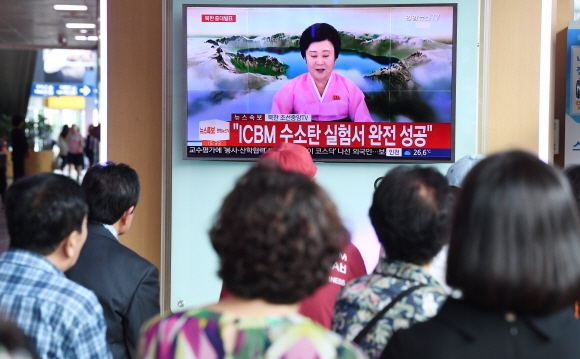 시민들이 3일 오후 서울역 대합실에서 북한이 대륙간탄도로켓(ICBM) 장착용 수소탄 시험에 성공했다는 내용의 북한 조선중앙TV의 중대 발표를 시청하고 있다. 북한은 이날 함경북도 길주군 풍계리 일대에서 6차 핵실험을 감행했다.  손형준 기자 boltagoo@seoul.co.kr