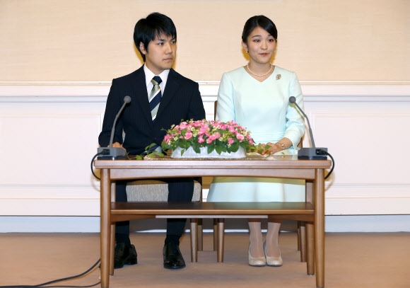 3일(현지시간) 아키히토 일왕의 큰손녀인 마코 공주와 대학 동기인 고무라 게이가 약혼을 발표하고 있다. AP 연합뉴스