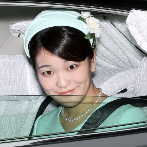 3일(현지시간) 아키히토 일왕의 큰손녀인 마코 공주가 미소짓고 있다. AP 연합뉴스