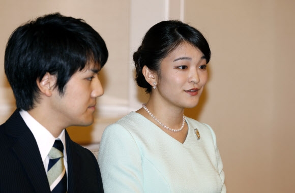 3일(현지시간) 아키히토 일왕의 큰손녀인 마코 공주와 대학 동기인 고무라 게이가 약혼을 발표하고 있다. AFP 연합뉴스