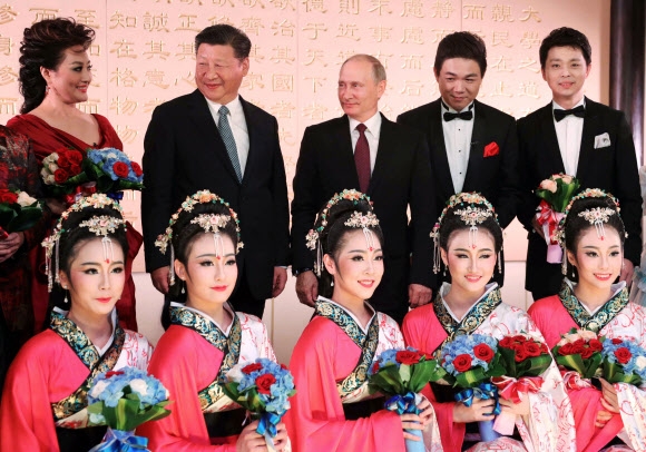 블라디미르 푸틴 러시아 대통령(가운데)와  시진핑(習近平·왼쪽 두 번째) 중국 국가주석이 3일(현지시간) 중국 푸젠성(福建省) 샤먼(廈門)에서 열린 ‘2017 BRICS Summit’ 중 콘서트에 참석해 포즈를 취하고 있다. EPA 연합뉴스