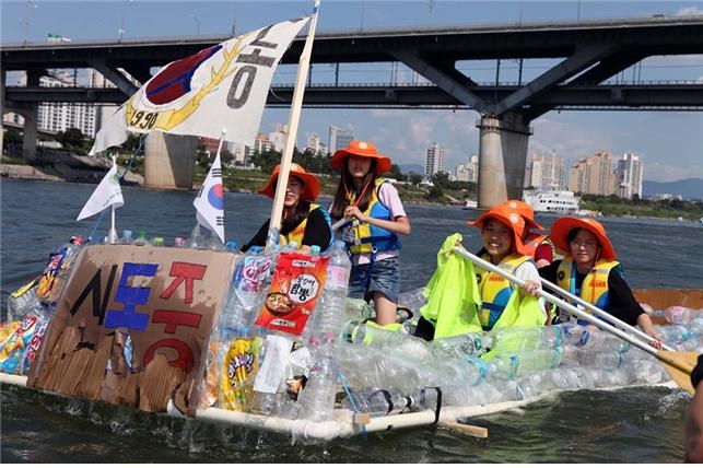 페트병 뗏목을 타고 한강을 건너고 있는 참가자들.