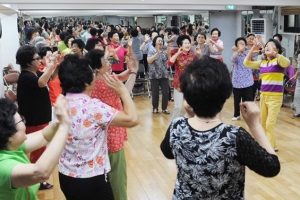 [어르신 건강은 우리가 지킨다] 웃음 비타민 팡팡