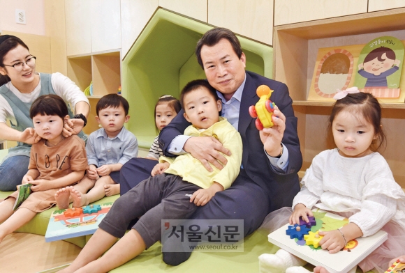 나진구 중랑구청장이 4일 묵1동 e편한세상 화랑대 단지에서 개원한 화랑어린이집을 찾아 아이들과 함께 시간을 보내고 있다. 최해국 선임기자 seaworld@seoul.co.kr