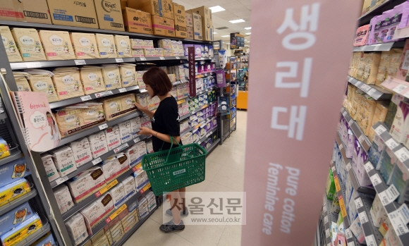 서울의 한 대형마트 생리대 매대 앞에서 한 소비자가 신중하게 생리대를 고르고 있다. 정연호 기자 tpgod@seoul.co.kr
