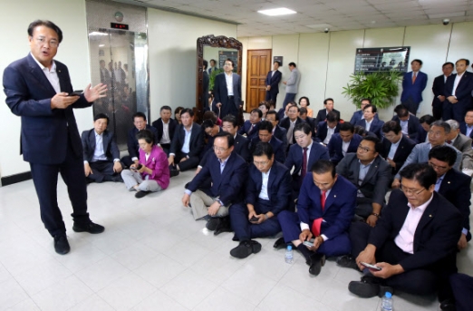 한국당 의원들, 검찰청 바닥에 앉아 항의…“논두렁 시계 사건도 재조사하라”(종합)