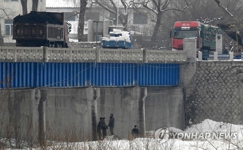 중국 상무부(商務部)가 유엔 대북 제재 결의의 이행을 위해 19일부터 북한산 석탄 수입을 전면 중단한다고 밝혔다.사진은 2016년 3월 중국과 북한이 인접한 두만강에서 북한 남양시와 중국 투먼 통상구를 오가는 화물차 모습. 2017.2.19 [연합뉴스 자료사진]