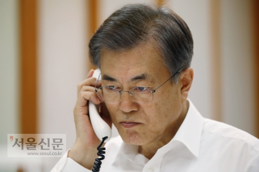 [서울포토] 문 대통령, 심각한 표정으로 메르켈 독일 총리와 통화