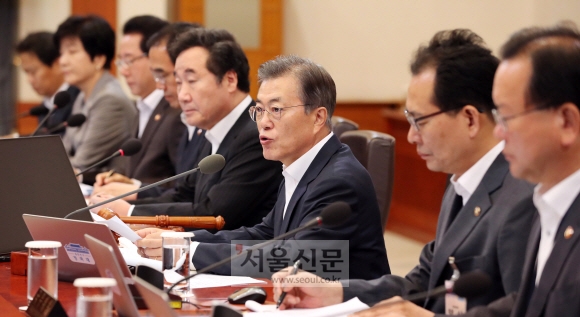 문재인 대통령이 5일 오전 청와대에서 열린 국무회의에서 발언을 하고 있다. 2017. 09. 05  안주영 기자 jya@seoul.co.kr