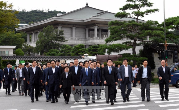 5일 청와대를 항의방문한 자유한국당 의원들이 방문을 마치고 나오고 있다. 2017. 9. 5  정연호 기자 tpgod@seoul.co.kr