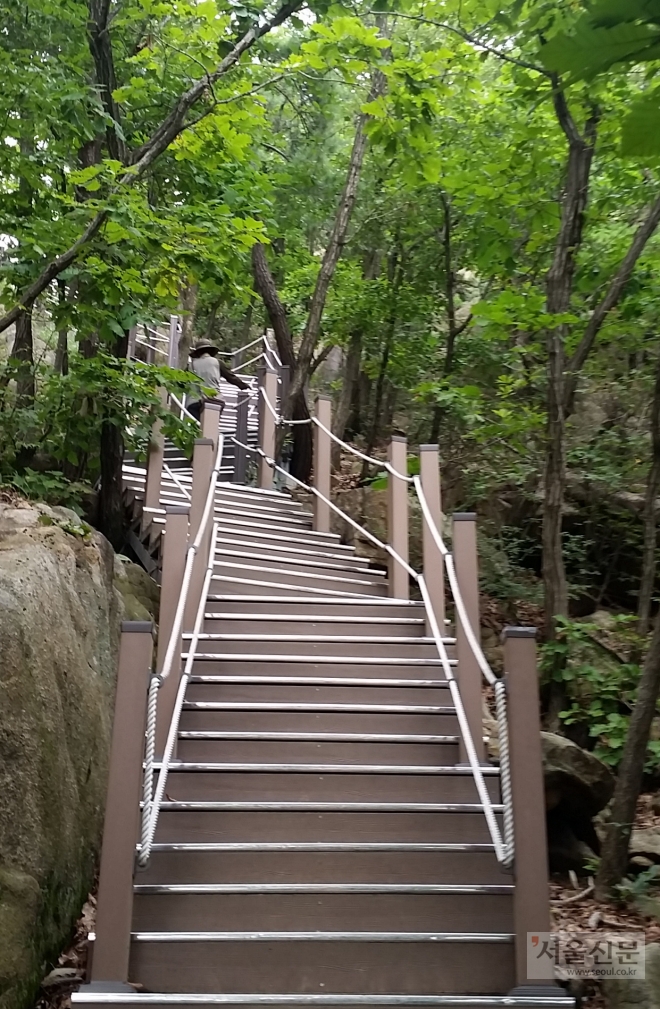 내년 상반기 ‘십시일반 기부 계단’이 운영될 관악산 국기봉 등산로 계단 전경. 안양시 제공