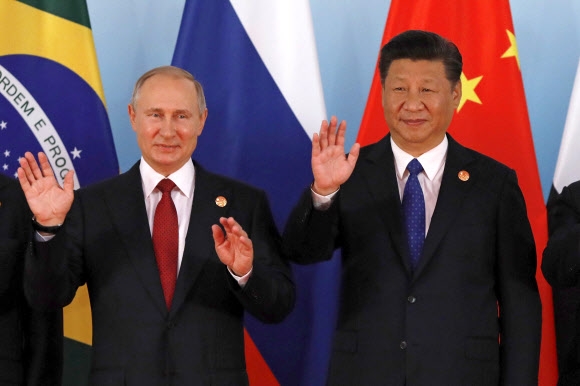 블라디미르 푸틴(왼쪽) 러시아 대통령 AP 연합뉴스