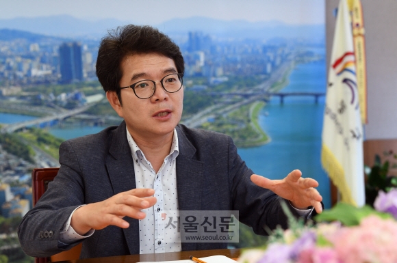 정원오 성동구청장은 5일 서울신문과의 인터뷰에서 “사람의 눈빛을 보고 지원해 주면 회수율이 높다고 한다”며 “그런 투자가 가능해야 창업과 사회적경제 기업 붐이 조성될 수 있다”고 강조했다. 이호정 전문기자 hojeong@seoul.co.kr