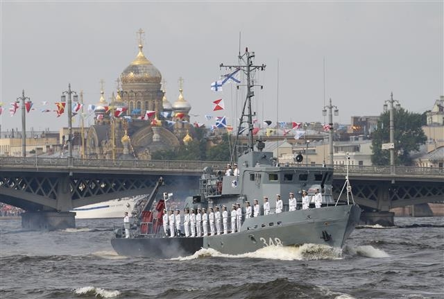 러시아 해군이 지난 7월 30일 ‘해군의 날’을 맞아 상트페테르부르크 네바강에서 함정을 타고 있는 모습. AP 연합뉴스