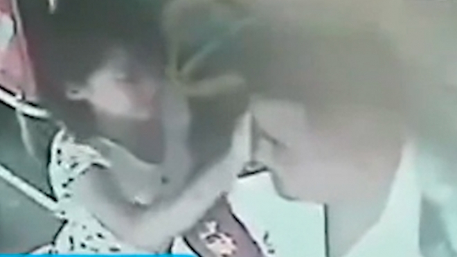 9살 소녀가 버스기사의 얼굴에 흐르는 땀을 닦아주고 있다. 중국 온라인 커뮤니티.