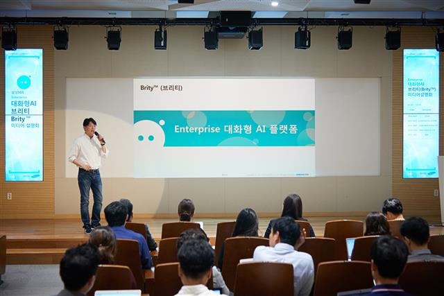 삼성SDS AI연구팀장인 이치훈 상무가 5일 서울 잠실 삼성SDS타워에서 열린 기업용 대화형 AI ‘브리티’ 설명회에서 브리티의 특징을 설명하고 있다. 삼성전자 제공