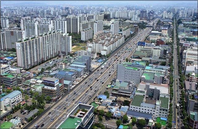 1968년 12월 개통돼 고도성장의 견인차 역할을 해 온 경인고속도로의 모습. 서인천IC∼신월IC 간 11.66㎞는 국토교통부 주관으로 지하화 사업이 추진된다. 서울신문 DB