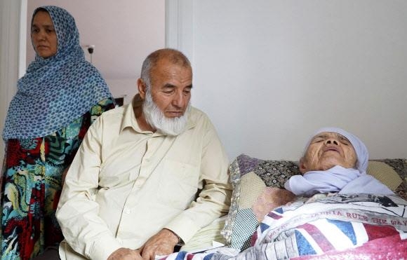 지난 3일(현지시간) 스웨덴 호바에 있는 자택에서 아프가니스탄 출신인 106세의 비비할 우즈베키 할머니가 아들과 딸이 곁을 지키는 가운데 침대에 누워 있다. ‘세계 최고령 난민’인 우즈베키 할머니는 지난 6월 스웨덴으로의 망명 신청이 거부되며 추방 위기에 놓였다. 호바 AP 특약