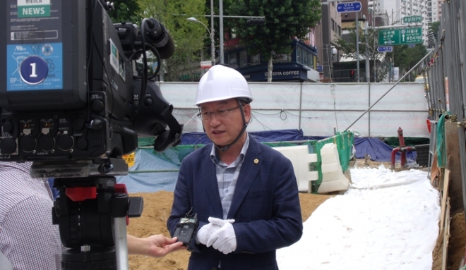 박기열 서울시의원이 5일 7호선 숭실대 입구역 에스컬레이터 공사 현장을 방문, 한 매체와 인터뷰를 하고 있다.