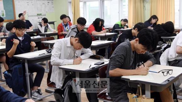 수능  전 마지막 모의고사가 치러진 6일 서울 서초고등학교에서 수험생들이 답안지에 이름을 적고 있다. 2017. 9. 6  정연호 기자 tpgod@seoul.co.kr
