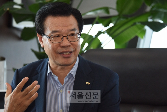 성장현 용산구청장이 지난 4일 구청 사무실에서 이뤄진 서울신문과의 인터뷰에서 민선 5·6기 성과에 대해 이야기하고 있다. 최해국 선임기자 seaworld@seoul.co.kr