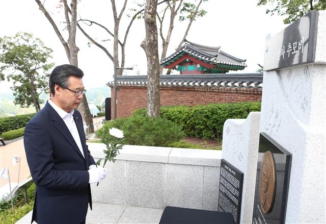 성장현 용산구청장이 이태원부군당 역사공원에서 유관순 열사 추모비에 헌화하고 있다.
